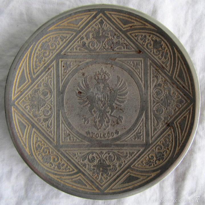Vintage: Plato de sobremesa met&aacute;lico Escudo de Toledo