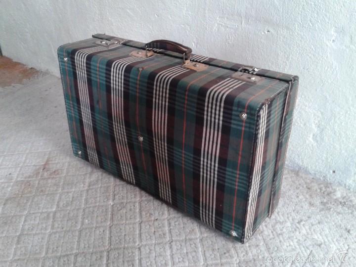 Vintage: maleta antigua vintage en tela, maleta antigua de tela de cuadros. A&ntilde;os 40.