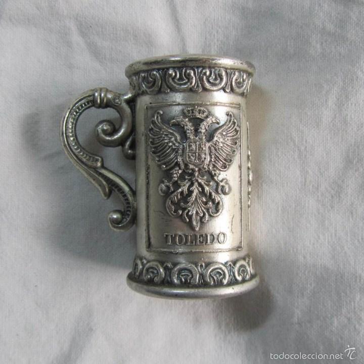 Vintage: Jarra jarrita met&aacute;lica recuerdo de Toledo