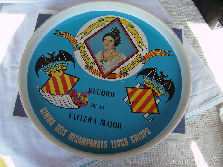 Vintage: **BANDEJA DE METAL,--RECUERDO DE LA FALLERA MAYOR--(1974-1945) TRINITAT ALBORAYA**31 x 2 cm**