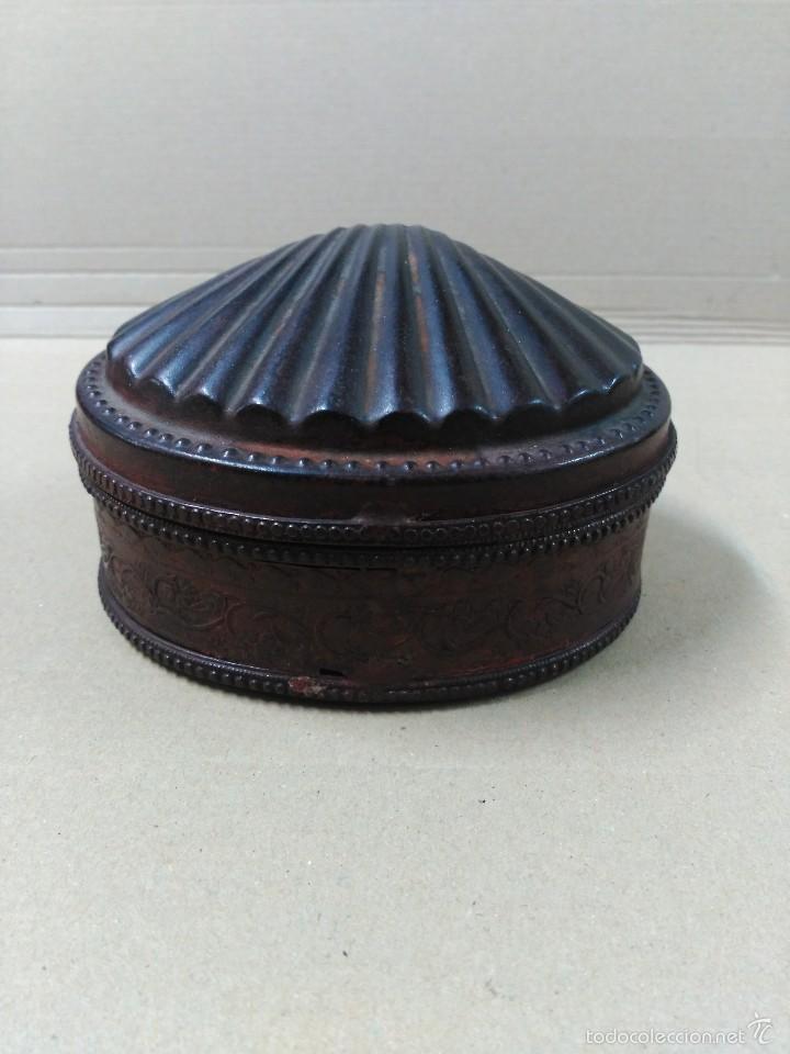 Vintage: Caja de hierro con forma de concha