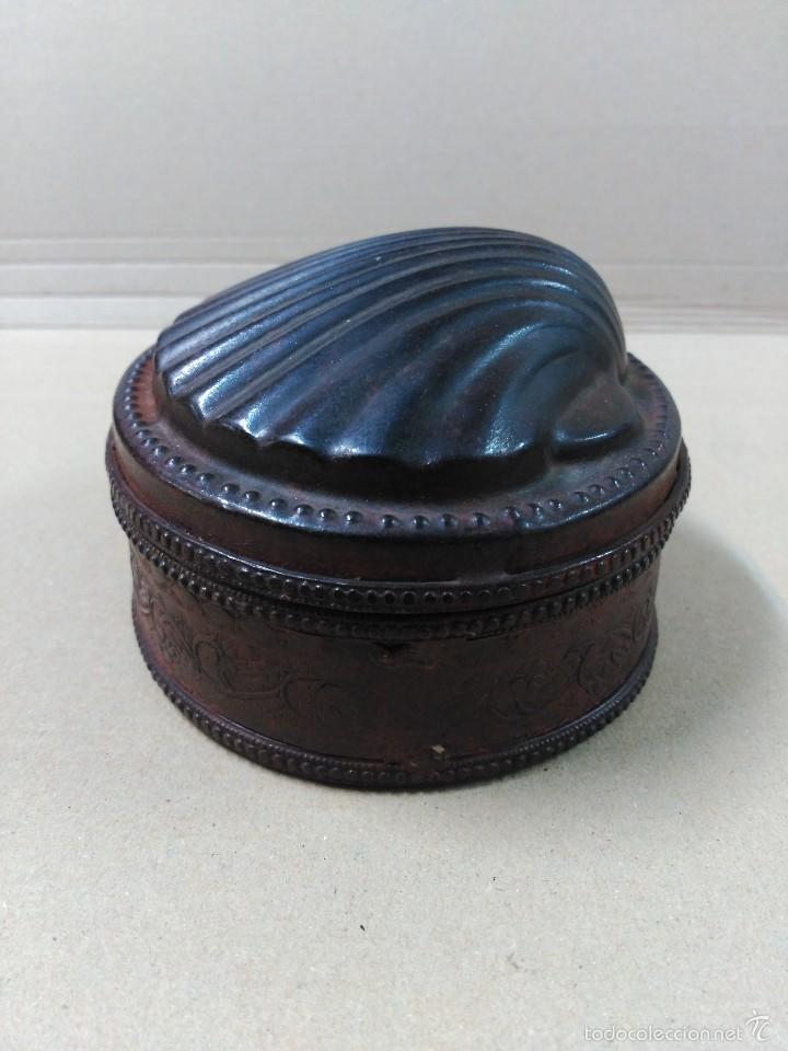 Vintage: Caja de hierro con forma de concha - Foto 5
