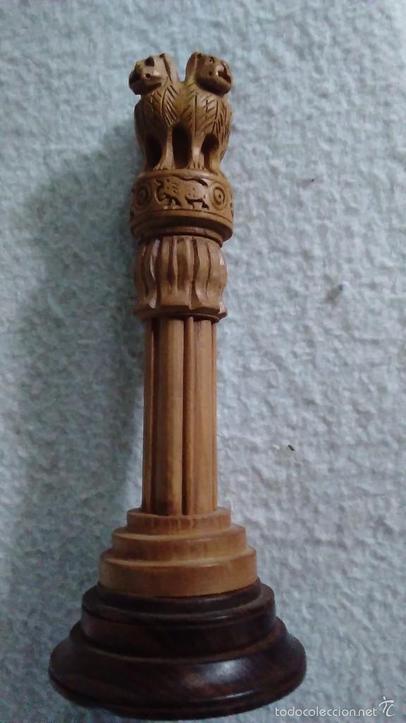 Vintage: Peque&ntilde;a escultura en madera de cuatro leones sobre un pedestal