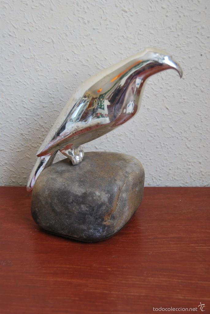 Vintage: P&Aacute;JARO DE METAL SOBRE BASE DE PIEDRA - SELLADO