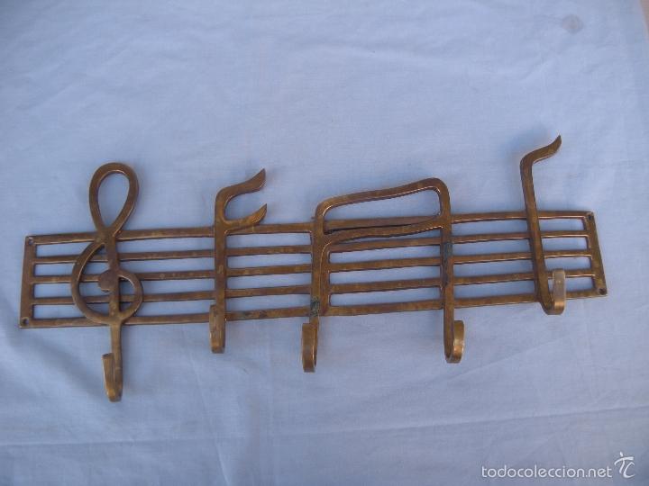 Vintage: PERCHA DE BRONCE CON NOTAS MUSICALES - Foto 1