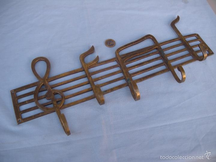 Vintage: PERCHA DE BRONCE CON NOTAS MUSICALES - Foto 2