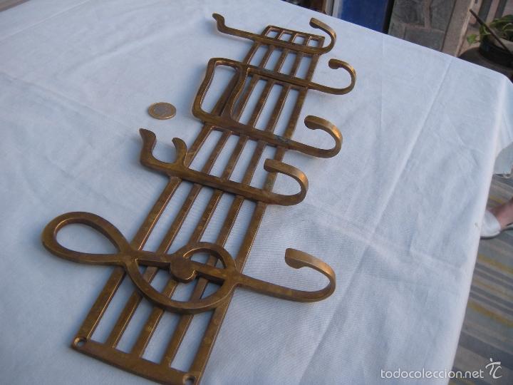 Vintage: PERCHA DE BRONCE CON NOTAS MUSICALES - Foto 4