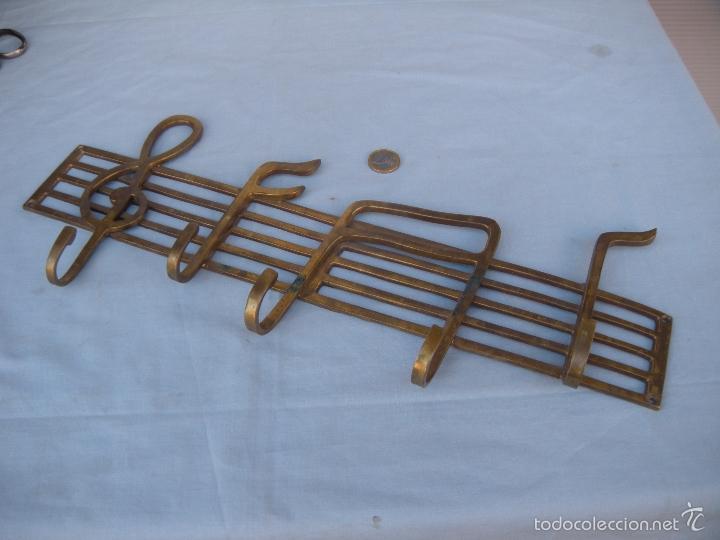 Vintage: PERCHA DE BRONCE CON NOTAS MUSICALES - Foto 5