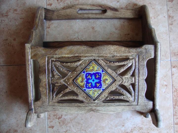 Vintage: REVISTERO EN MADERA ARTESANAL. DELANTERO TALLADO Y ADORNO CER&Aacute;MICA PINTADO A MANO.