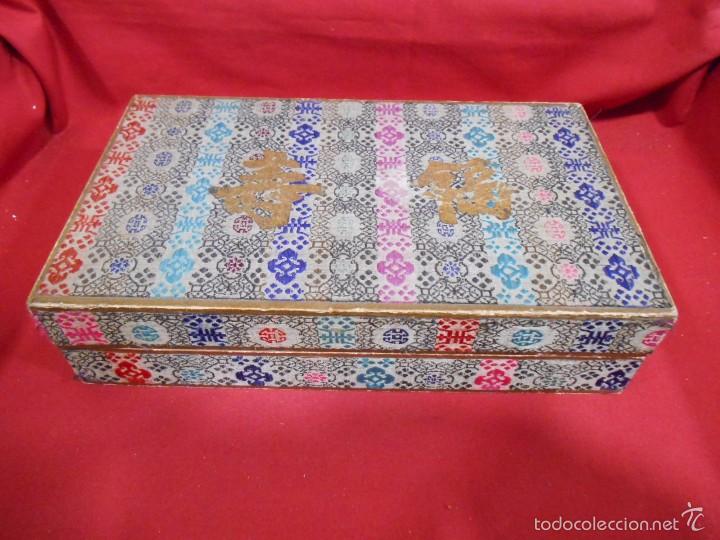 Vintage: PRECIOSA Y ANTIGUA CAJA DE CARTON FORRADA DE TELA CON MOTIVOS ORIENTALES