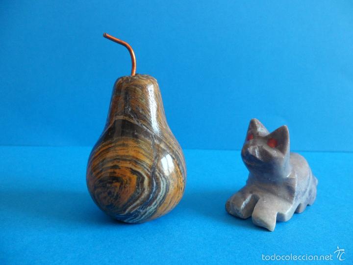 Vintage: Lote de dos figuras decorativas Talladas en alg&uacute;n tipo de piedra dura- Gato y Pera - Vintage