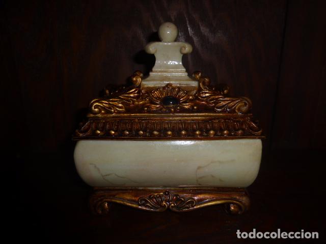 Vintage: JOYERO EN COLOR MARFIL Y ORO.