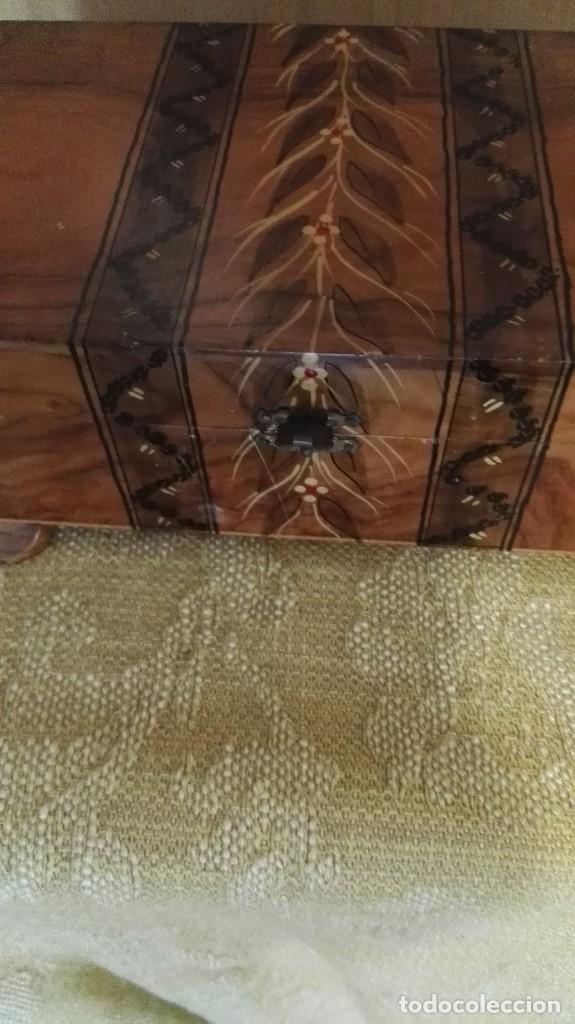 Vintage: Preciosa caja de m&uacute;sica de madera de olivo