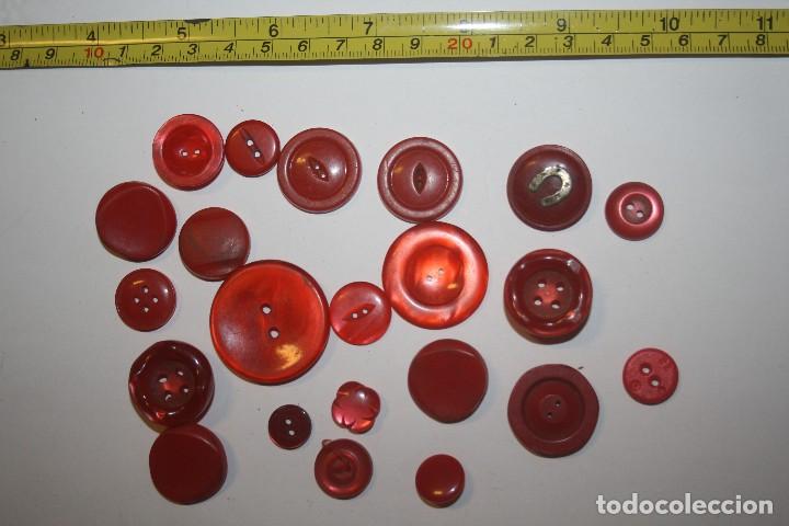 Vintage: Lote de botones en tonos rojos - Foto 1