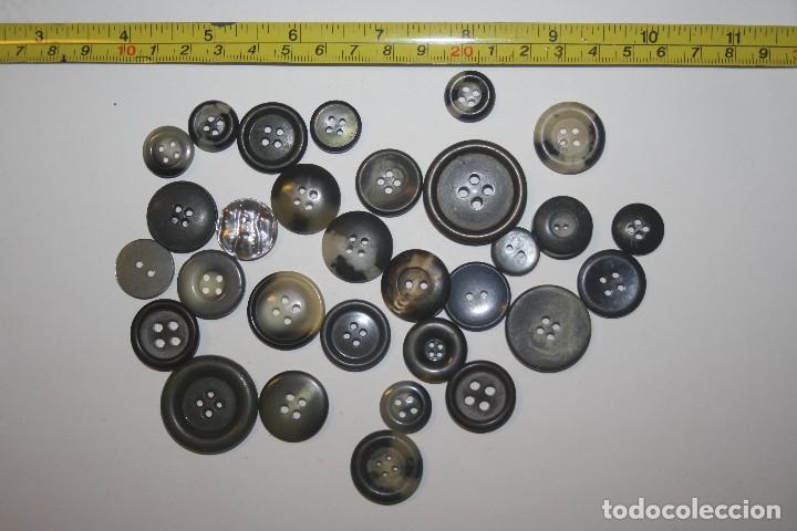 Vintage: Lote de botones tonos cuerno y grises - Foto 1