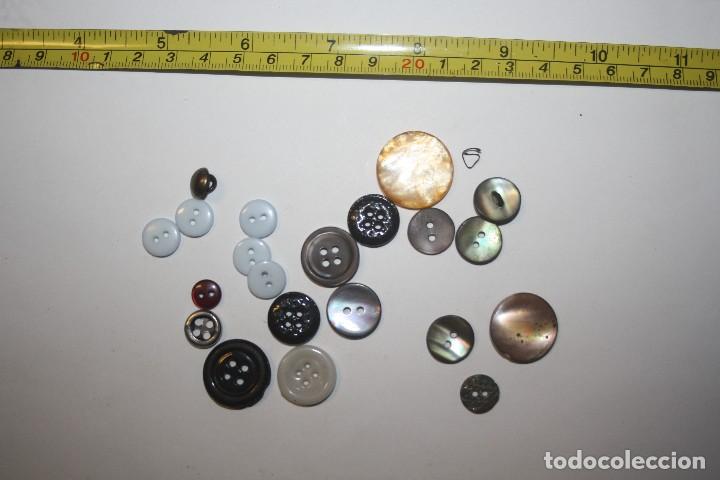 Vintage: Lote de botones diferentes materiales. - Foto 1