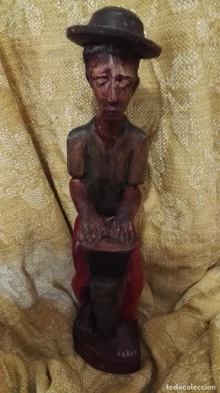 Vintage: Figura de madera tallada, M&uacute;sicao