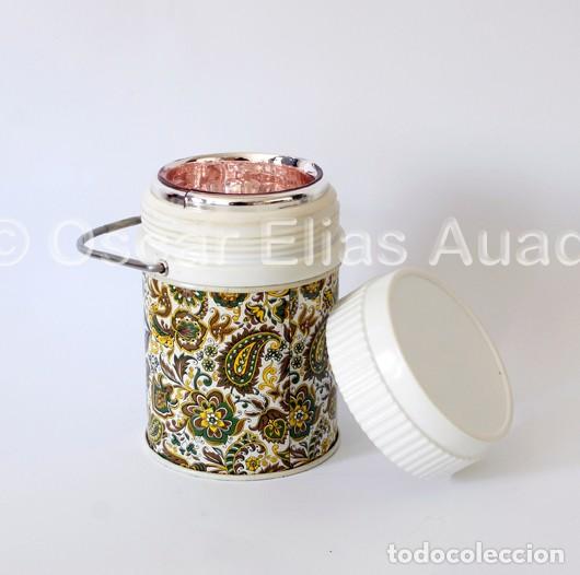 Vintage: Antiguo termo de metal para l&iacute;quidos, con tapa de plastico a rosca. Original, a&ntilde;os 60. Marca IRUM.