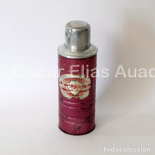 Vintage: Antiguo termo de aluminio, interior de cristal, tap&oacute;n de pl&aacute;stico y tapa vaso a rosca. Shield Brand.
