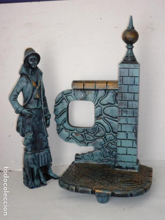 Vintage: FIGURA DECORATIVA DE MARMOLINA.MUJER CON PERRO DE LOS A&Ntilde;OS 20 Y UNA TORRE CON MINARETE .