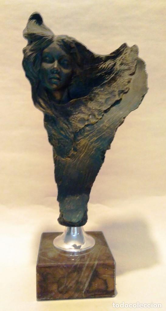 Vintage: ESCULTURA TIPO MODERNISTA DE METAL Y MARMOL - 34 CM ALTURA
