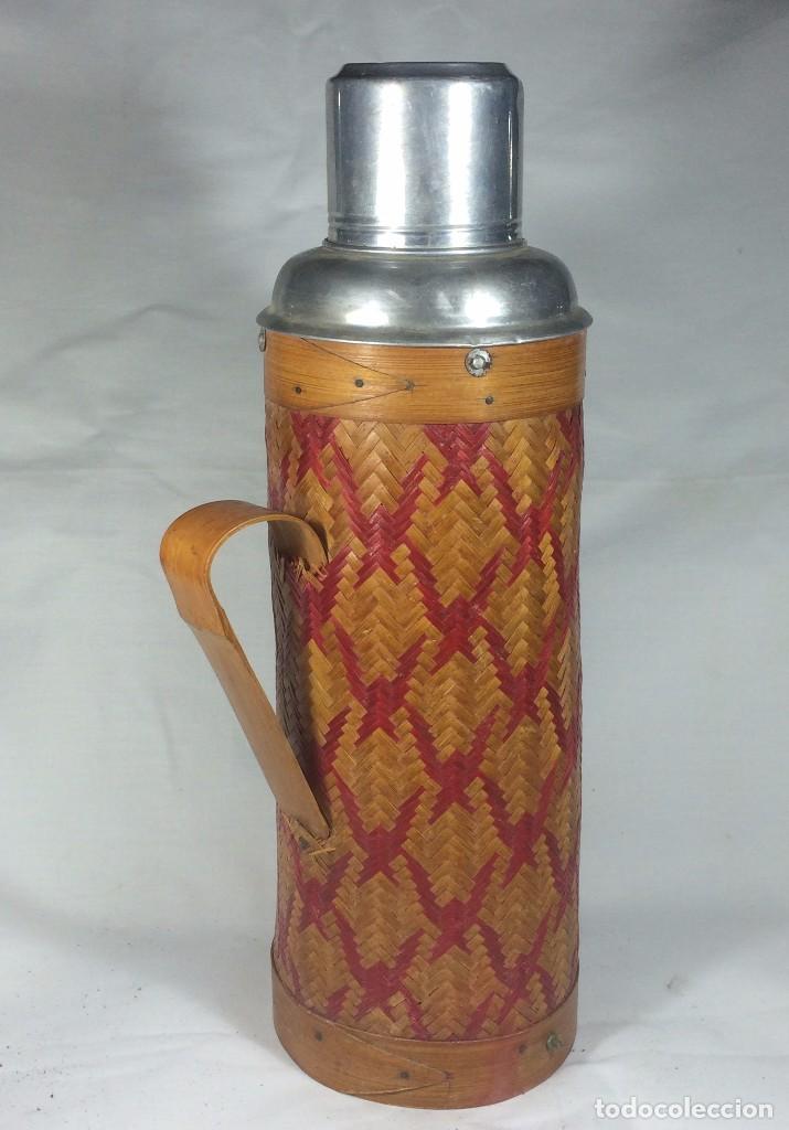 Vintage: Termo Min River en Ratan y Aluminio. Excelente estado. 1950 Dise&ntilde;o Vintage. Pieza de colecci&oacute;n.