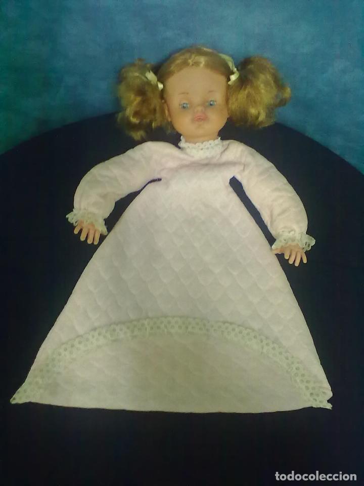 Vintage: MU&Ntilde;ECA SOBRE CAMA