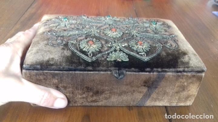 Vintage: ANTIGUA CAJA TERCIOPELO Y SEDA BORDADA EN ORO.