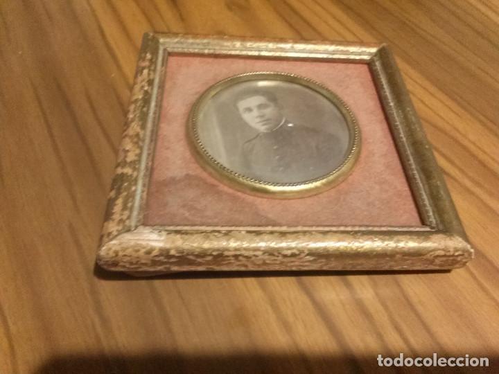 Vintage: CUADRO DE SOBREMESA. 12 X 12 CM. MARCO DE MADERA. FOTO JOVEN MILITAR. VINTAGE. DIFICIL B-11