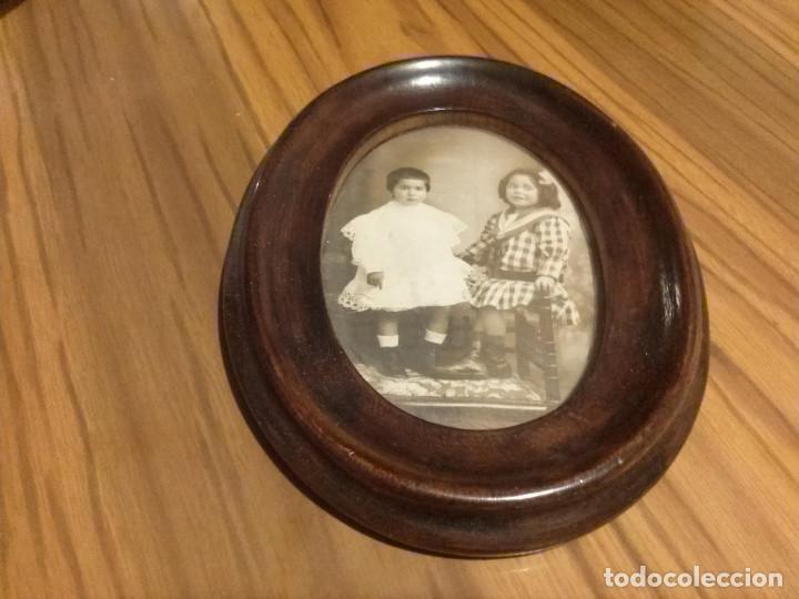 Vintage: CUADRO DE COLGAR. 12 X 15 CM. MARCO DE MADERA. FOTO DOS NI&Ntilde;OS . VINTAGE. RARO. b-11