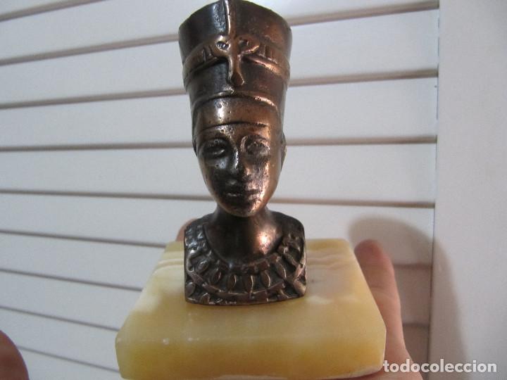 Vintage: Peque&ntilde;o busto sobre tabla de marmol, egipcio, Nefertiti