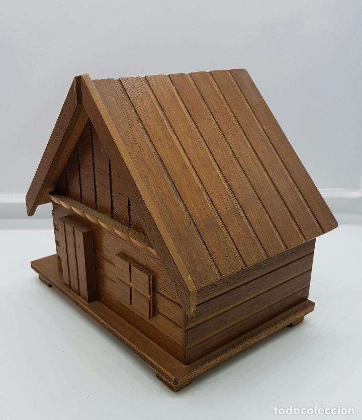 Vintage: Tabaquera antigua con forma de casa en madera . - Foto 1