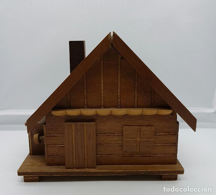 Vintage: Tabaquera antigua con forma de casa en madera . - Foto 2