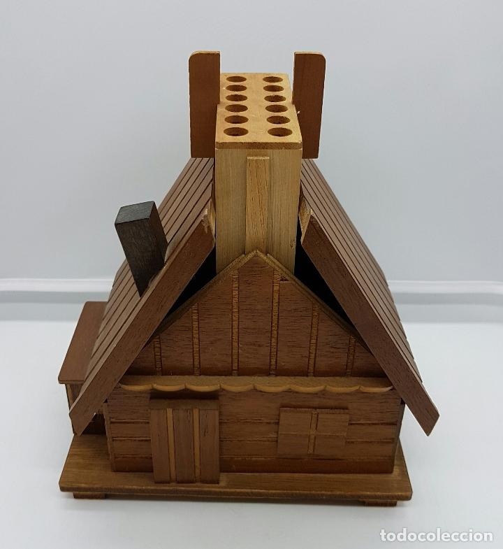 Vintage: Tabaquera antigua con forma de casa en madera . - Foto 3