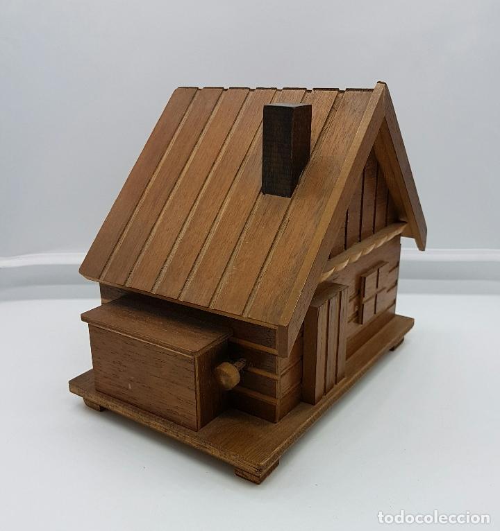 Vintage: Tabaquera antigua con forma de casa en madera . - Foto 4