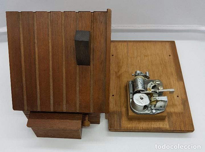 Vintage: Tabaquera antigua con forma de casa en madera . - Foto 5
