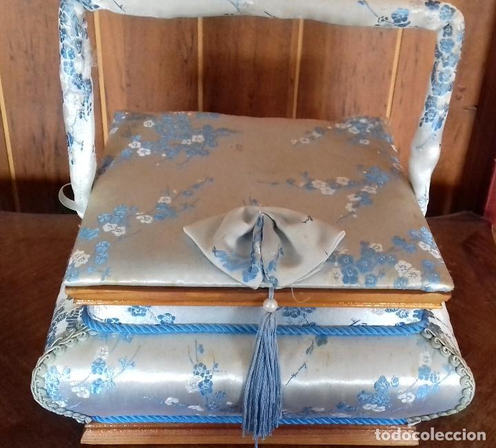 Vintage: PRECIOSO Y ANTIGUO COSTURERO DE SEDA Y MADERA. CON DEFECTO - Foto 1