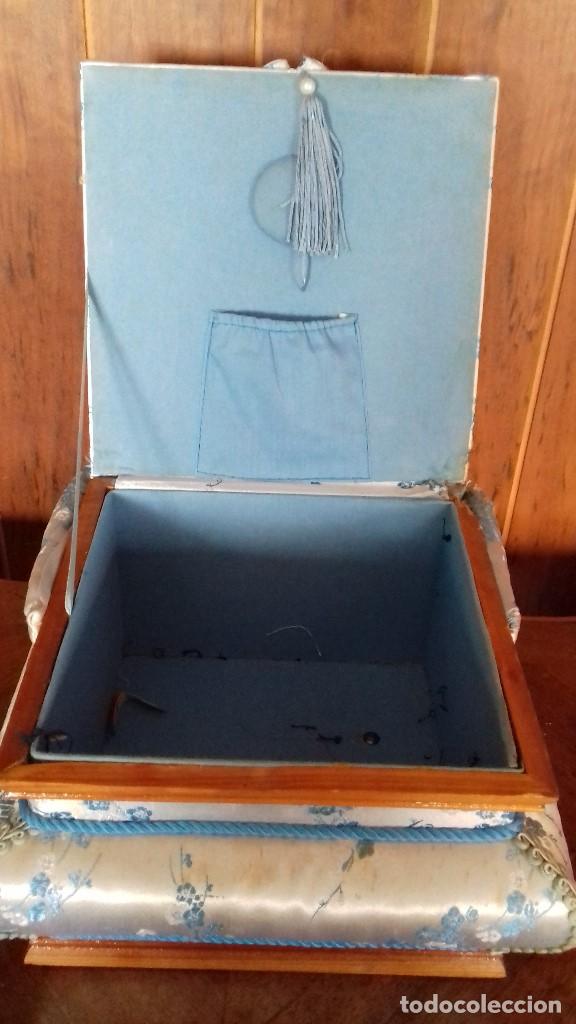 Vintage: PRECIOSO Y ANTIGUO COSTURERO DE SEDA Y MADERA. CON DEFECTO - Foto 3