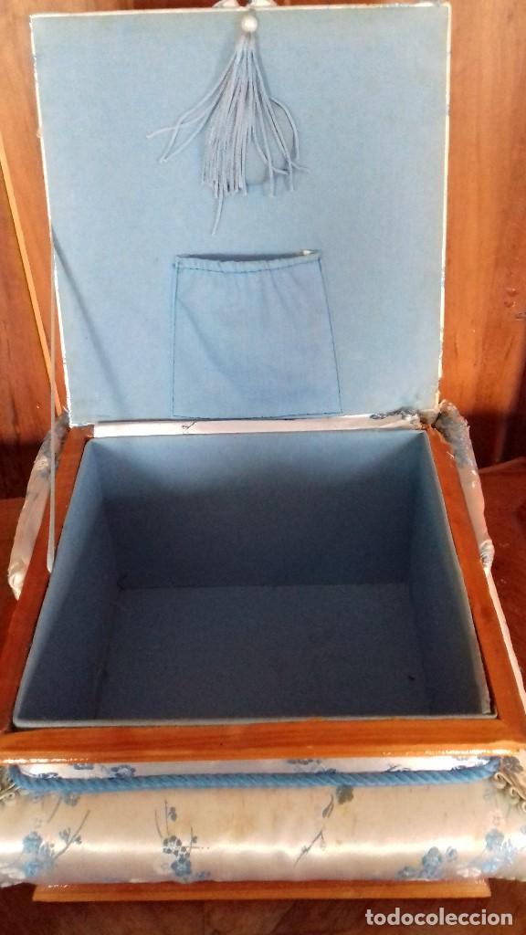 Vintage: PRECIOSO Y ANTIGUO COSTURERO DE SEDA Y MADERA. CON DEFECTO - Foto 4