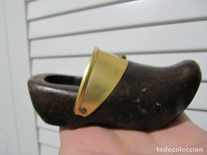 Vintage: ANTIGUO ZUECO DE MADERA Y LATON DORADO