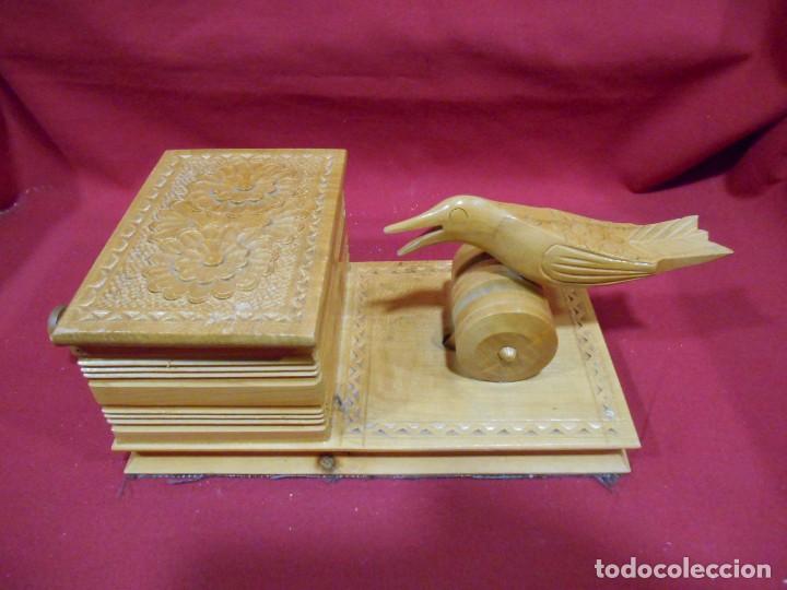 Vintage: ANTIGUA CIGARRERA DE MADERA TALLADA CON PAJARITO QUE COGE ELCIGARRO - A&Ntilde;OS 60 -