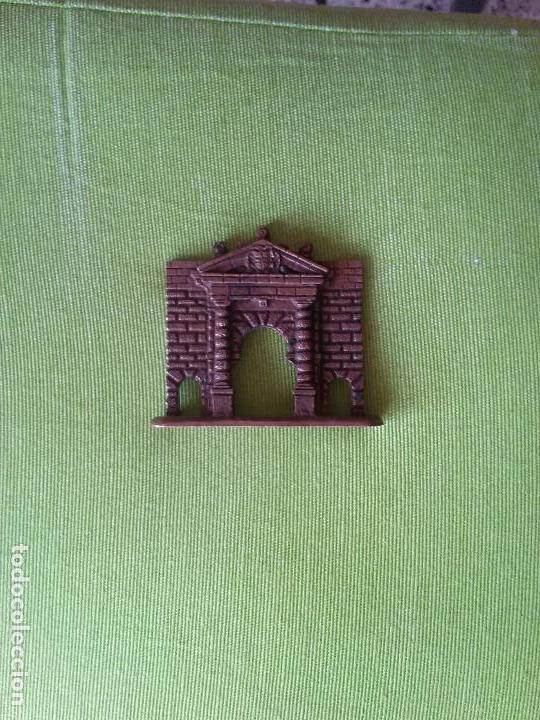 Vintage: PUERTA DE LAS GRANADAS DE CARLOS I. ALHAMBRA DE GRANADA. M&Eacute;TALICA. COLOR COBRE. 5 X 5. RARA
