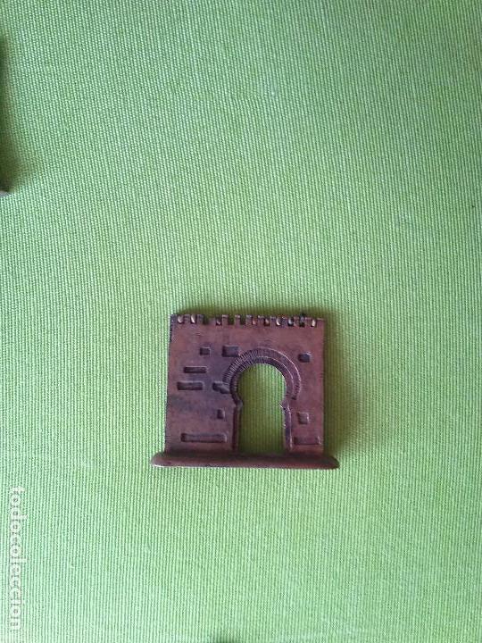 Vintage: PUERTA DE ELVIRA DE GRANADA. NAZAR&Iacute;. M&Eacute;TALICA. COLOR COBRE. 5 X 5. BUEN ESTADO. DIFICIL.