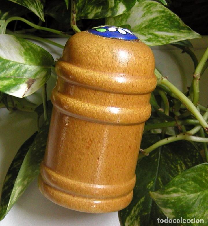Vintage: SALERO O PIMENTERO DE MADERA DE HAYA CON APLICACIONES DE ESMALTE 13 X 7 D&Eacute;CADA 70 GRANDE