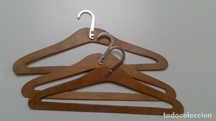 Vintage: tres perchas en madera con gancho plegable de taurus, a&ntilde;os 50/60