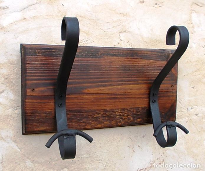 Vintage: perchero de hierro con 4 perchas con soporte peana de madera