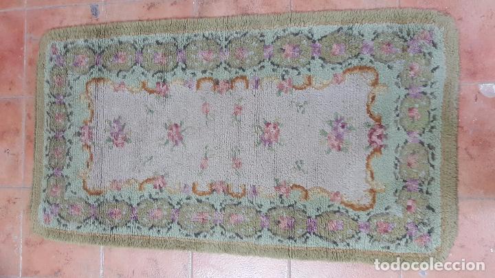 Vintage: G Alfombra de lana en tonos verdes y rosas con motivos florales.