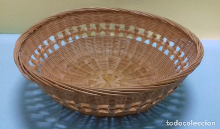 Vintage: Cestito Frutero de mimbre calado. A&ntilde;os 70 - 80. Medidas: 23 cm di&aacute;metro. 8 cm altura.
