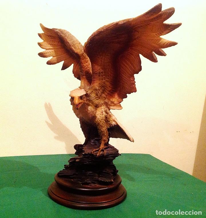 Vintage: Figura &Aacute;guila En Resina Base De Madera - Foto 2