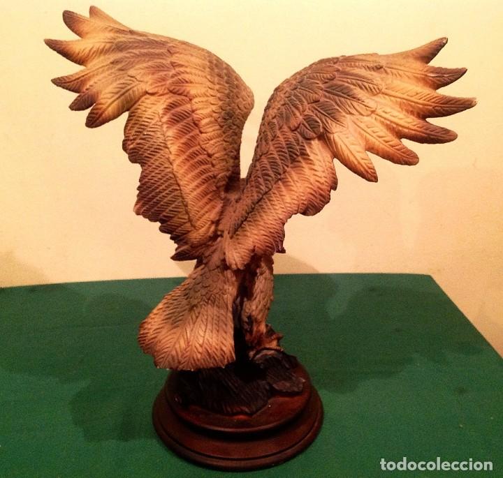 Vintage: Figura &Aacute;guila En Resina Base De Madera - Foto 3